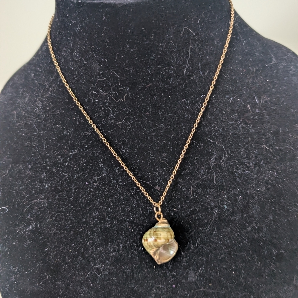 Vintage Gold and Green Shell Pendant Necklace - Picture 5 of 16